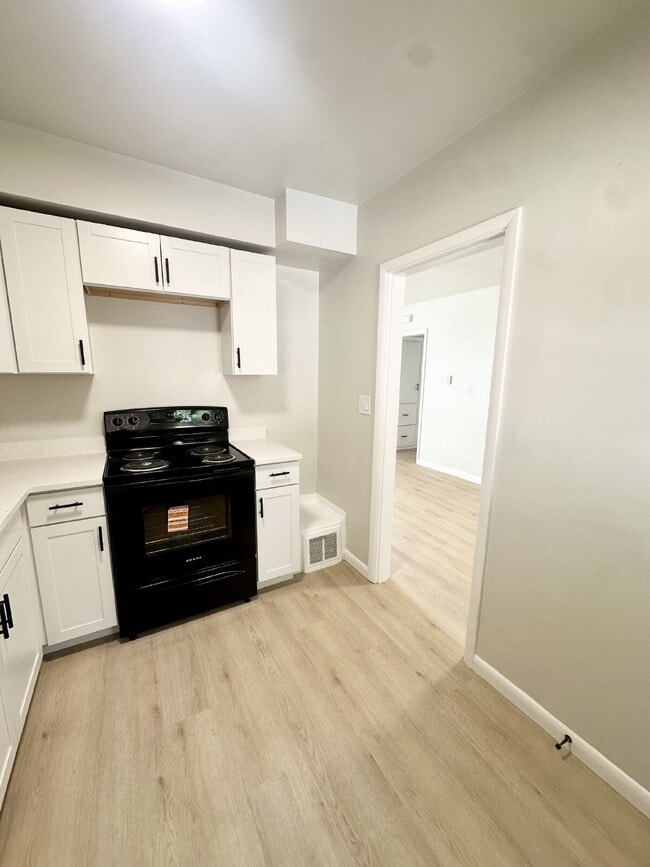 Building Photo - 716 E 17th St