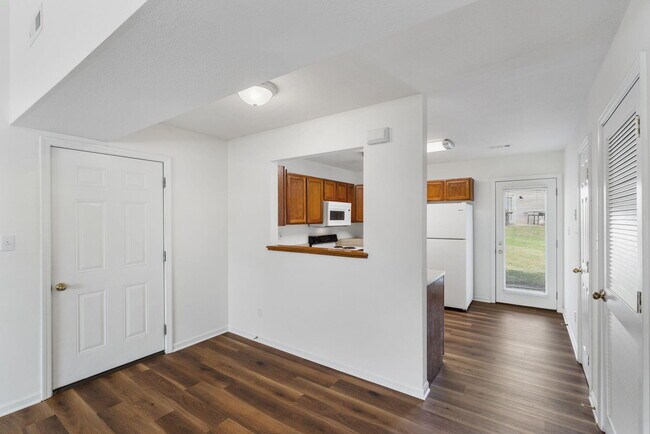 Building Photo - 1725 Louise Cir