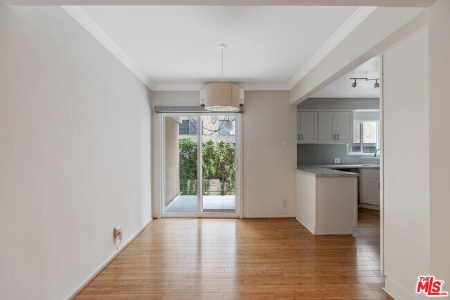 Building Photo - 2030 N Vermont Ave