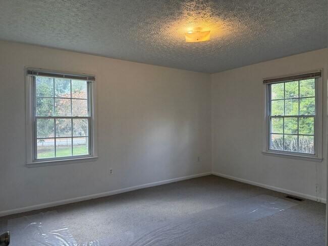 Building Photo - 3-bedroom, 2-bath brick ranch in Black Mountain