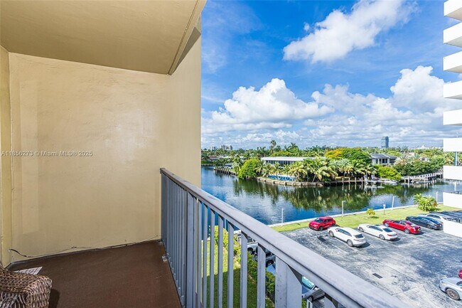 Building Photo - 301 Golden Isles Dr
