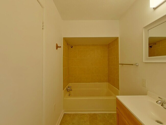 Building Photo - 2215 S Millwood Ave