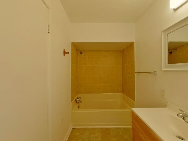 Building Photo - 3 Bedroom Home