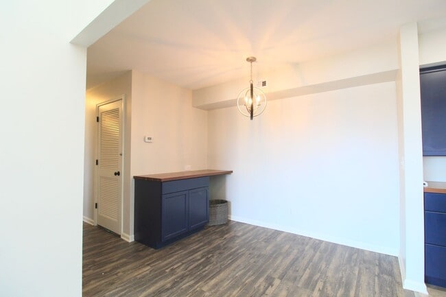 Building Photo - Top floor completely remodeled condo with open concept, vaulted ceilings and an electric fireplace!