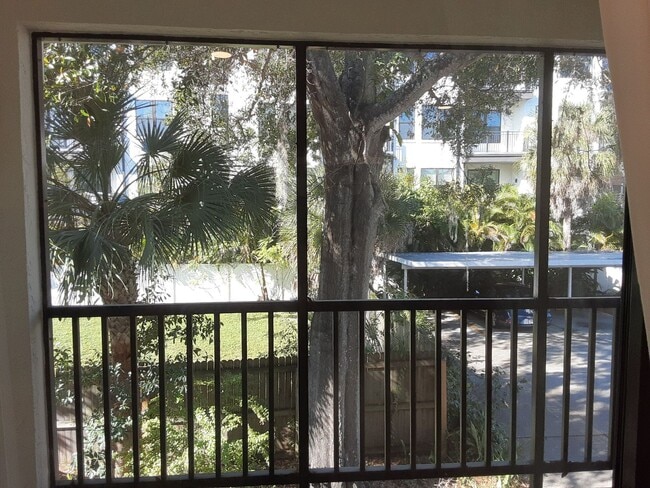 Building Photo - Seasonal-Beautifully renovated top floor 2/2 condo downtown Sarasota.