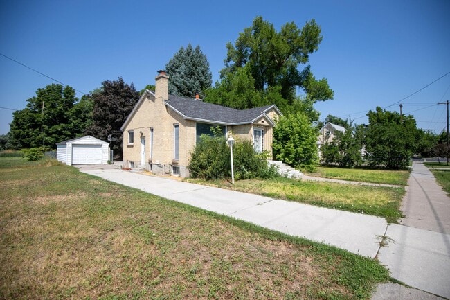 Building Photo - 381 N 200 W