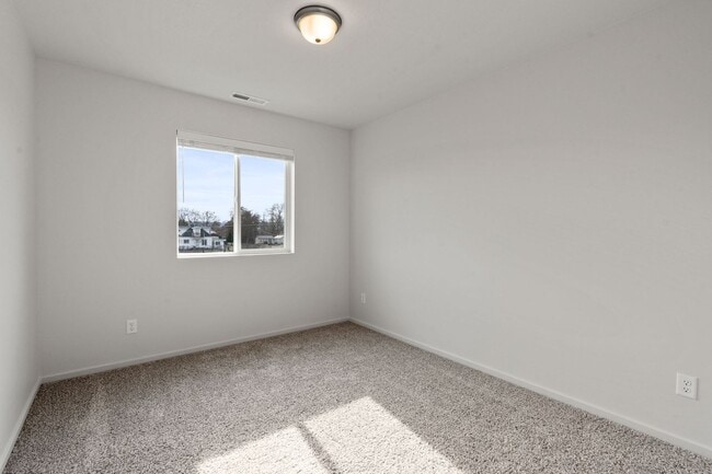 Building Photo - 4800-4802 E Fairview Ave