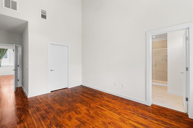 Building Photo - 705 N Bluff Dr