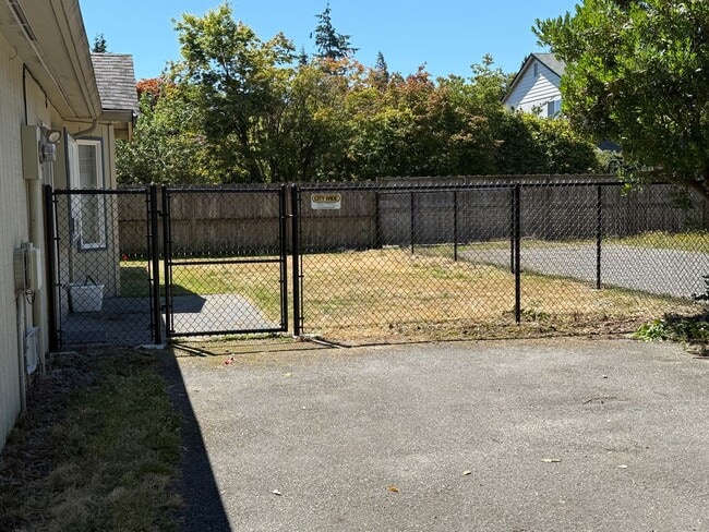 Building Photo - Charming No-Stairs Rambler – Move-In Ready & Minutes from Boeing