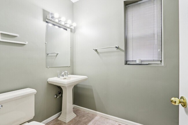 Building Photo - 3432 S Prairie Ave