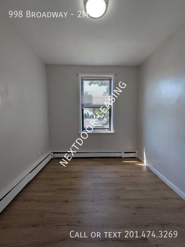 Building Photo - 998 Broadway-2M