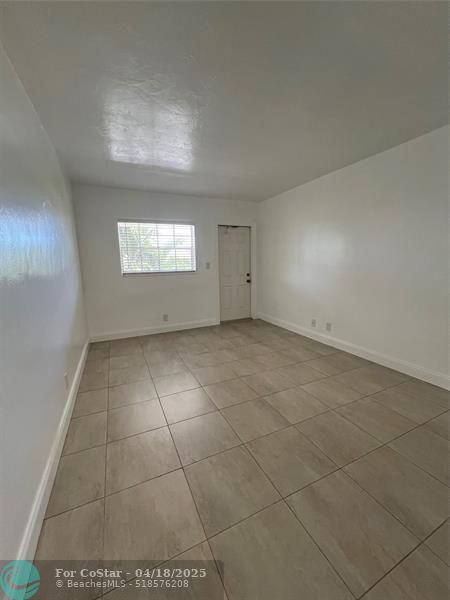 Building Photo - 2550 NE 51st St