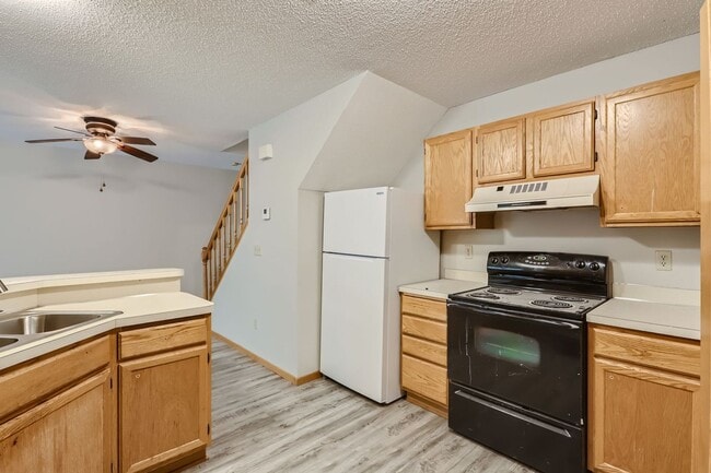 Building Photo - Blaine Townhome