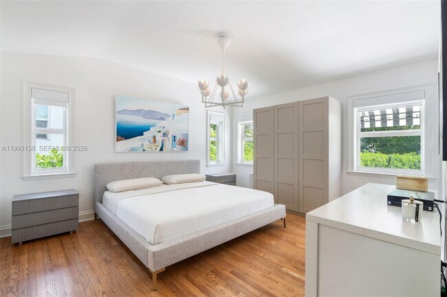 Building Photo - 634 W 47th St