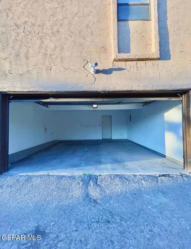 Building Photo - 10604 Springwood Dr