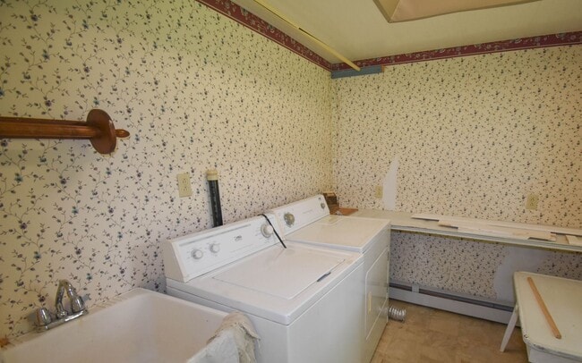 Building Photo - Large Home on Jacksonville Rd with Laundry!