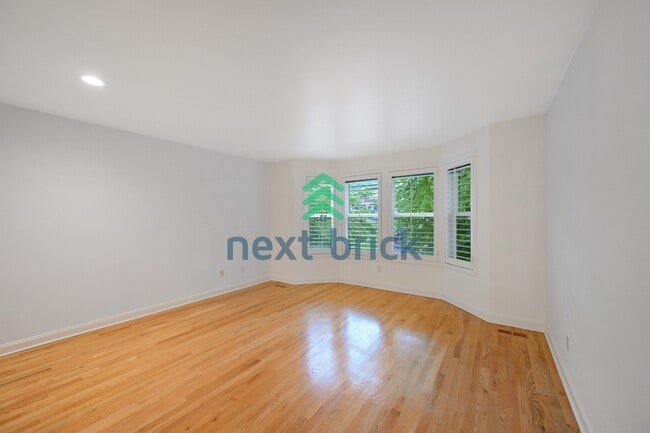 Building Photo - "Charming Victorian-style craftsman 3-Bedroom Townhouse with 2.5 Baths – 1610 Sq Ft of Comfortabl...