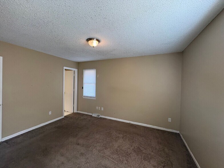 Building Photo - 1120 NE 9th St