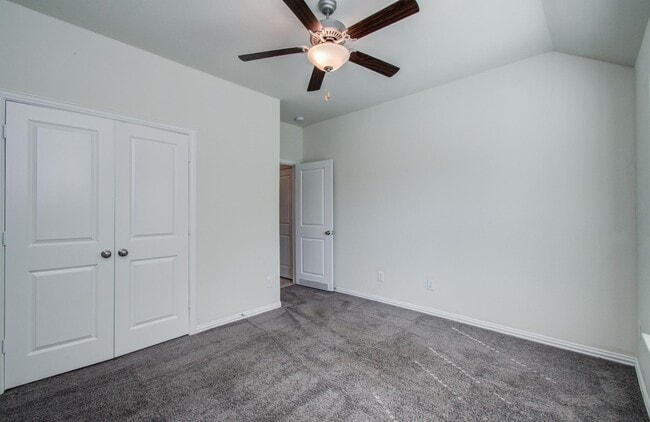 Building Photo - 1011 Veer Dr
