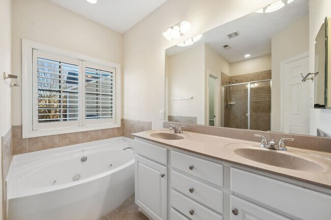 Building Photo - Olde Raleigh Stunner! 2 Primary Suites! Flexible move in date!