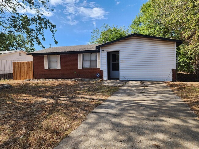 Building Photo - 2313 Trosper Pl