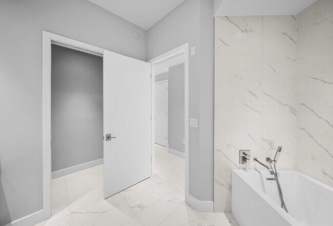 Building Photo - 3100 N Ocean Dr