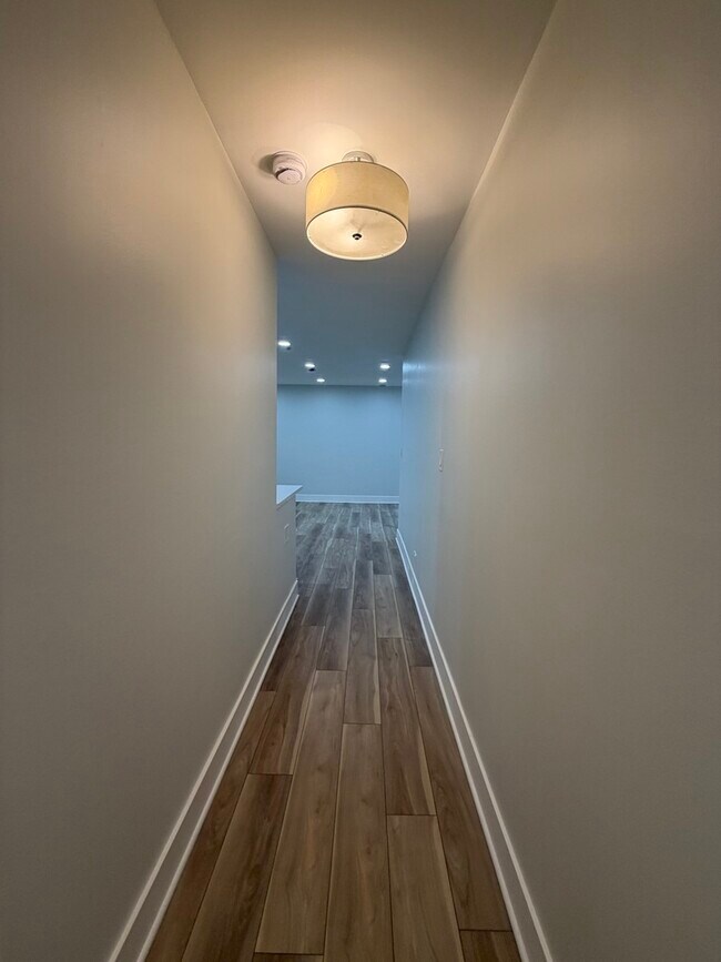 Building Photo - 452 W Aldine Ave