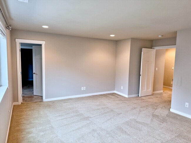 Building Photo - Seven Seven Oaks St SE