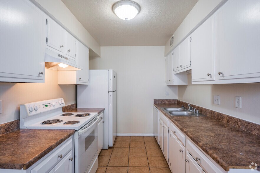2BR, 1BA - 820SF - Kitchen - Borderman's Reef