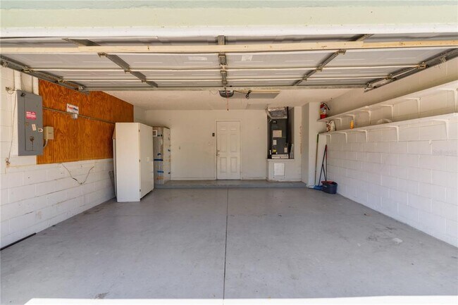 Building Photo - 40045 Palm St