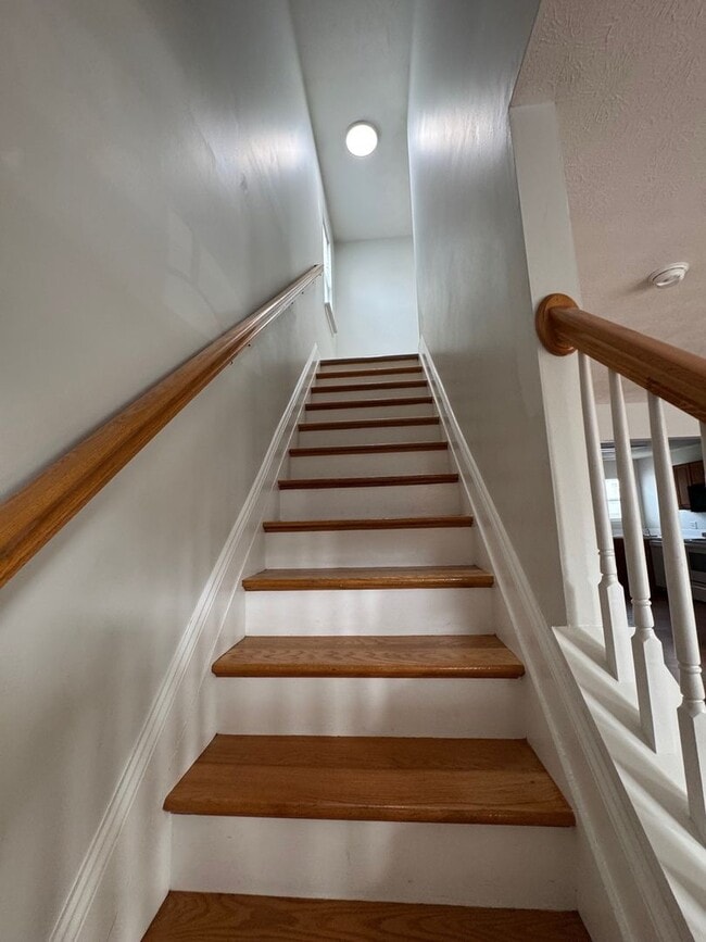 Building Photo - Immaculate End Unit Townhouse