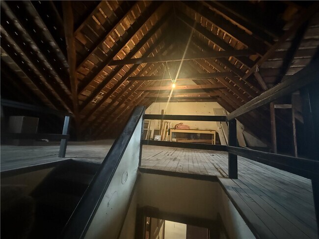 Building Photo - 1042 Monroe Ave