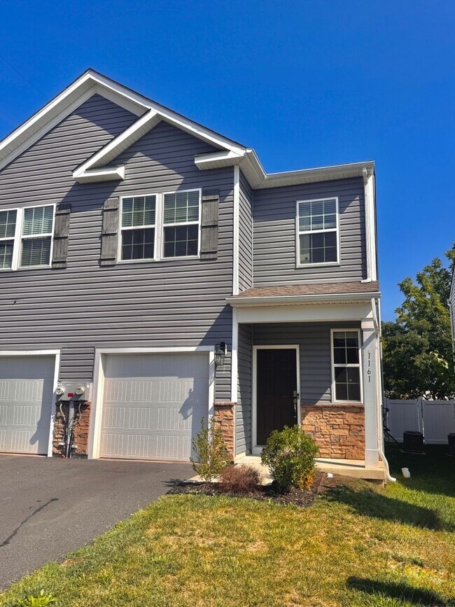 Building Photo - NEWER THREE BEDROOM TOWNHOME