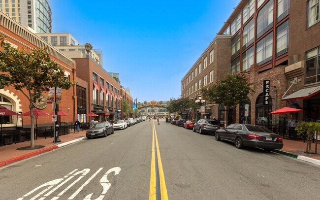 Building Photo - Modern 2 Bed/ 2 Bath Condo in the Heart of...