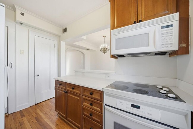 Building Photo - 2814 Peachtree Rd NW