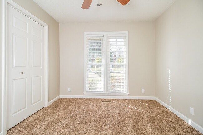 Building Photo - 606 Knollwood Dr