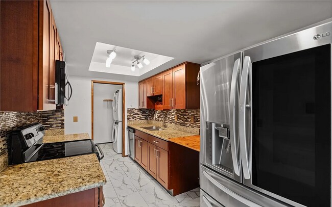 Building Photo - Oakbrook Country Club Condominium (2bedroom)! Apply Today