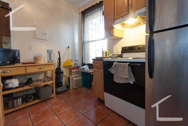 Building Photo - 92 Linden St