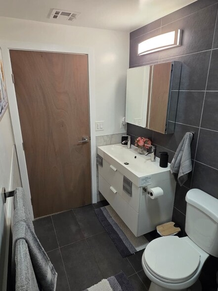 Building Photo - 3038 S Wood Ave