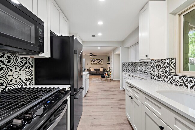 Building Photo - 3400 Laguna Dr