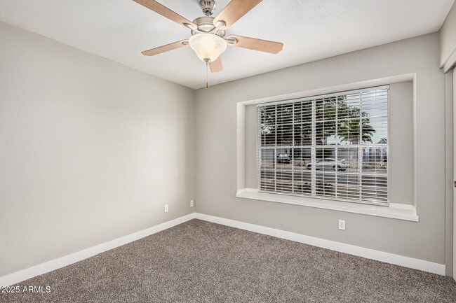 Building Photo - 1505 E Divot Dr