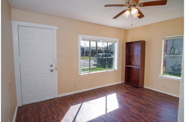 Building Photo - Great Home Near AT&T Center and Downtown!