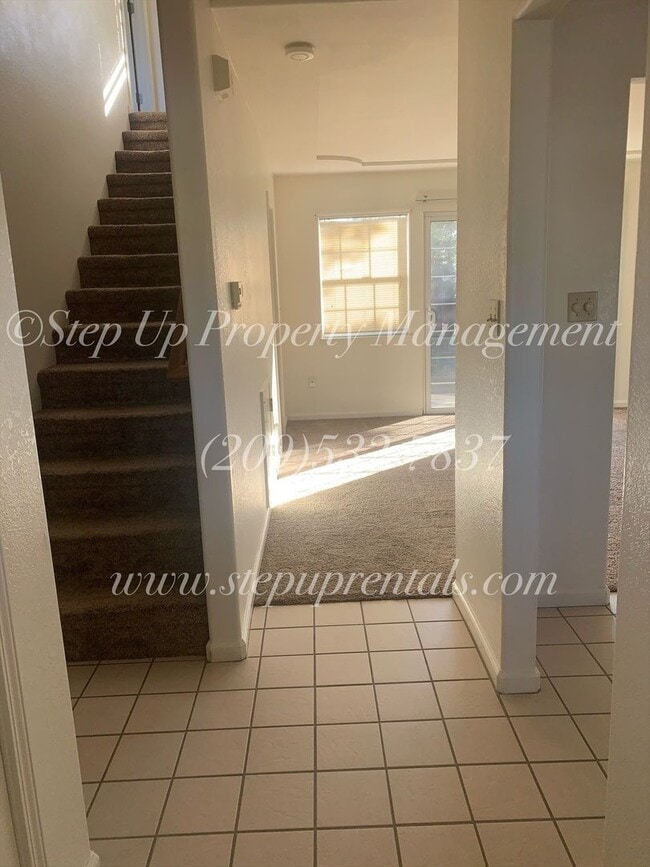 Building Photo - Welcoming and Spacious 3 Bedroom 2.5 Bathroom Home in Sonora!