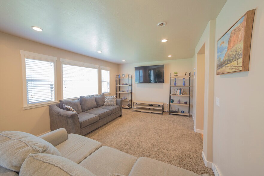 Building Photo - 2666 W Cottonwood Dr