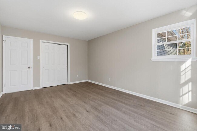 Building Photo - 221 Oak Ln