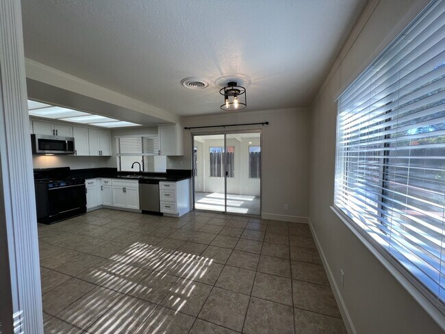Building Photo - 1536 Sheldon Dr