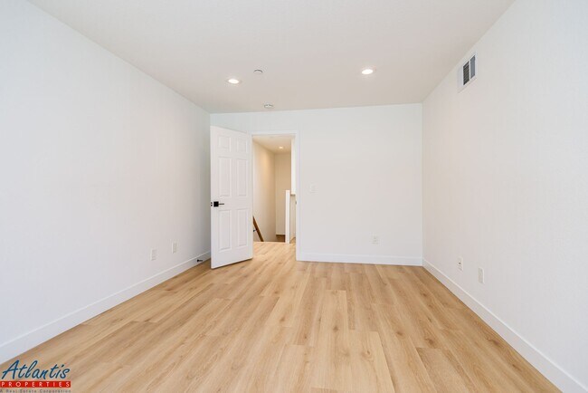 Building Photo - Gorgeous Townhouse | Remodeled | Desirable Location