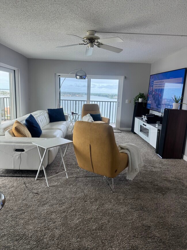 Building Photo - 7300 Sun Island Dr S