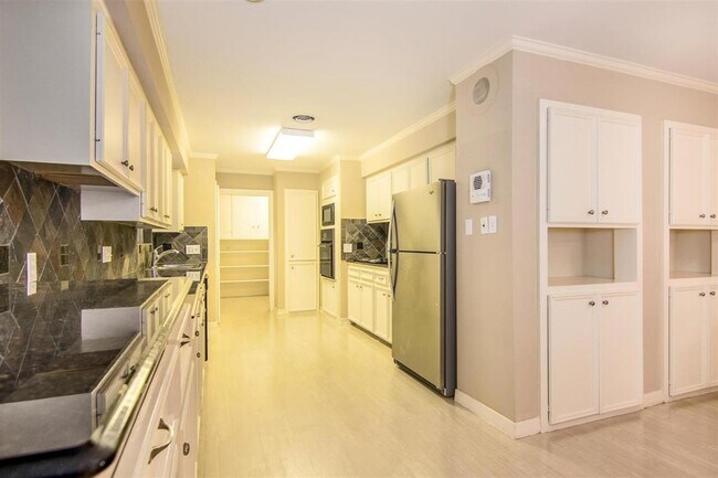 Building Photo - 9115 Highcrest Dr