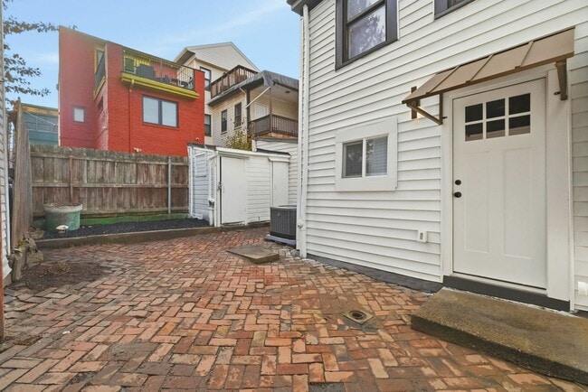 Building Photo - Luxury Rental - South Side Flats